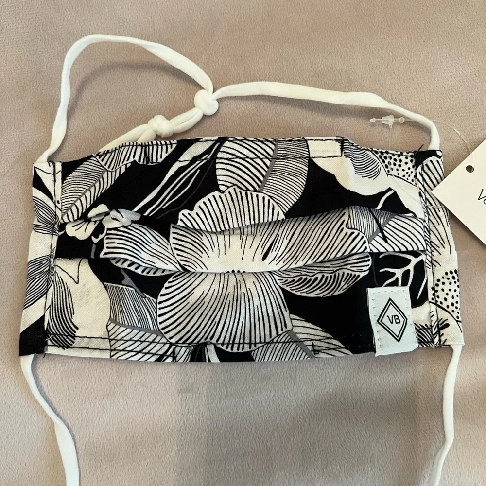 New VERA BRADLEY Bedford Blooms Youth Mask with Adjustable Elastic White Black